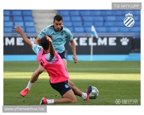 穆西亚拉重返球场参与有球训练于帕梅卡诺单独加练伊藤洋辉专注室内恢复